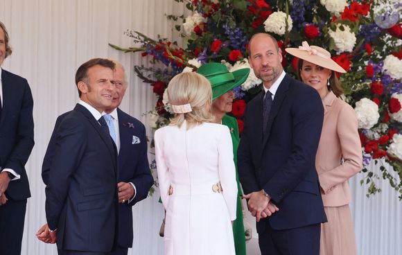 Le roi Charles III d'Angleterre, Camilla Parker Bowles, reine consort d'Angleterre, le prince William, prince de Galles, et Catherine (Kate) Middleton, princesse de Galles, accueillent le couple présidentiel français le président Emmanuel Macron et sa femme la Première Dame Brigitte Macron sur Datchet road à Windsor, Royaume Uni, le 8 juillet 2025. À l'invitation de Leurs Majestés le roi et la reined'Angleterre, le président français et sa femme effectueront une visite d'État au Royaume-Uni du 8 au 10 juillet 2025. Le président et la Première Dame se rendent au Royaume-Uni pour la première fois en visite d'État française depuis 17 ans. Ils séjourneront au château de Windsor, accueillis par le roi et la reine d'Angleterre, et un banquet y sera organisé en leur honneur. Les Macron visiteront l'Imperial College, et le président s'adressera au Parlement pendant son séjour. © Dominique Jacovides/Bestimage