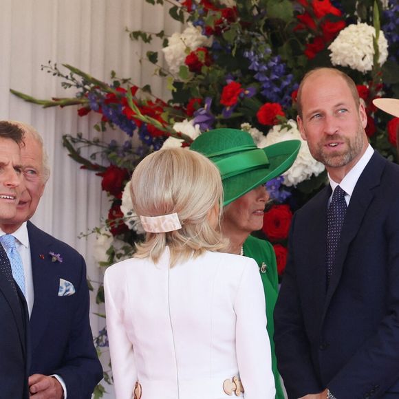 Le roi Charles III d'Angleterre, Camilla Parker Bowles, reine consort d'Angleterre, le prince William, prince de Galles, et Catherine (Kate) Middleton, princesse de Galles, accueillent le couple présidentiel français le président Emmanuel Macron et sa femme la Première Dame Brigitte Macron sur Datchet road à Windsor, Royaume Uni, le 8 juillet 2025. À l'invitation de Leurs Majestés le roi et la reined'Angleterre, le président français et sa femme effectueront une visite d'État au Royaume-Uni du 8 au 10 juillet 2025. Le président et la Première Dame se rendent au Royaume-Uni pour la première fois en visite d'État française depuis 17 ans. Ils séjourneront au château de Windsor, accueillis par le roi et la reine d'Angleterre, et un banquet y sera organisé en leur honneur. Les Macron visiteront l'Imperial College, et le président s'adressera au Parlement pendant son séjour. © Dominique Jacovides/Bestimage