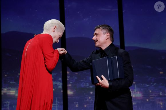 Tilda Swinton, Cristian Mungiu - Cérémonie de clôture du 79ème Festival International du Film de Cannes, le 23 mai 2026. © Borde-Jacovides-Moreau / Bestimage
