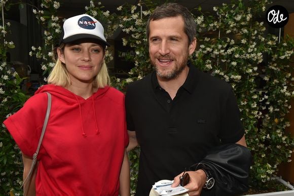 Guillaume Canet et sa compagne Marion Cotillard au village lors des internationaux de France à Roland Garros le 10 juin 2018.
© Veeren / Bestimage