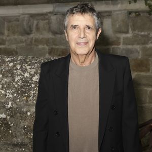 Julien Clerc en backstage de l'enregistrement de l'émission La Grande Fête de Carcassonne, diffusée le samedi 6 septembre à 21.10 sur France 2, dans la Cité Médiévale de Carcassonne, France, le 24 juin 2025. © Jack Tribeca/Bestimage