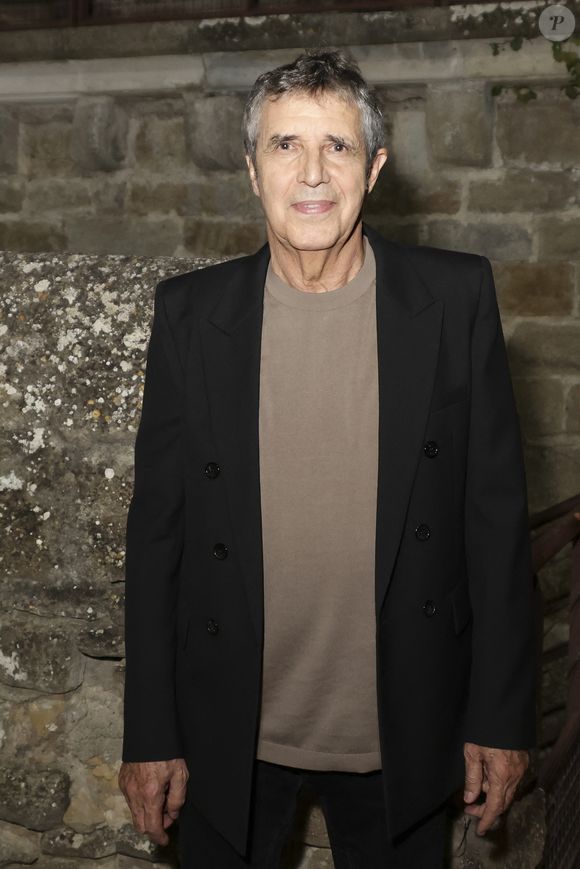 Julien Clerc en backstage de l'enregistrement de l'émission La Grande Fête de Carcassonne, diffusée le samedi 6 septembre à 21.10 sur France 2, dans la Cité Médiévale de Carcassonne, France, le 24 juin 2025. © Jack Tribeca/Bestimage