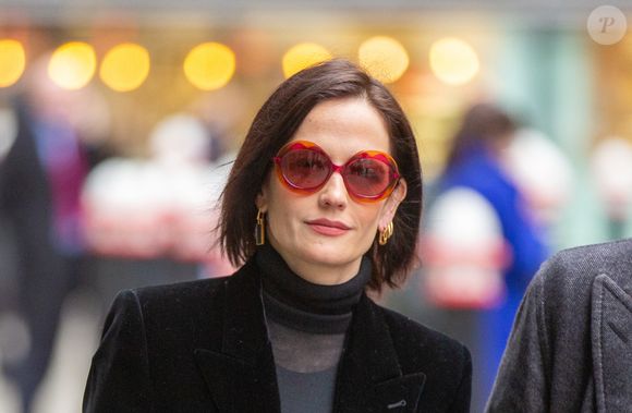 Accompagnée de son avocat, Eva Green arrive au tribunal Rolls Building dans le cadre de son procès contre la société White Lantern Films à Londres, le 30 janvier 2023. L'actrice française réclame son cachet d'un million de dollars suite à l'arrêt de la production du film "A Patriot" en octobre 2019.