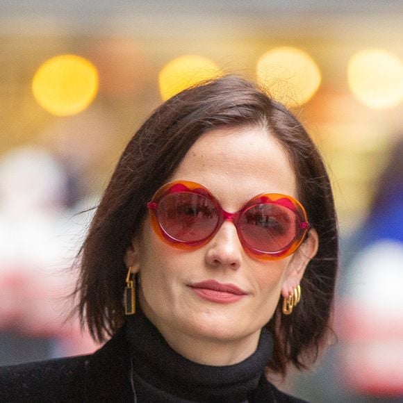 Accompagnée de son avocat, Eva Green arrive au tribunal Rolls Building dans le cadre de son procès contre la société White Lantern Films à Londres, le 30 janvier 2023. L'actrice française réclame son cachet d'un million de dollars suite à l'arrêt de la production du film "A Patriot" en octobre 2019.