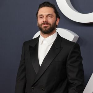 "Être loin du rythme parisien, m’installer sur la terrasse face l’océan, cuisiner, jouer aux fléchettes, recevoir les copains, être avec mon père qui vient nous voir… "

Pio Marmaï au photocall de la 51ème cérémonie des César à l'Olympia à Paris, France, le 26 février 2025 © Borde-Jacovides/Bestimage