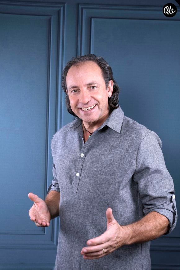 Portrait de Philippe Candeloro lors de l'enregistrement de l'émission "Le jet de luxe" le 14 novembre 2026. 

© Cédric Perrin / Bestimage