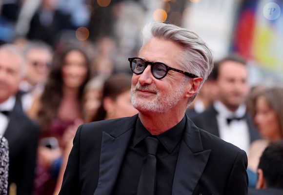 Antoine de Caunes - Montée des marches du film " Highest 2 Lowest " lors du 78ème Festival International du Film de Cannes, au Palais des Festivals à Cannes. Le 19 mai 2025
© Jacovides-Moreau / Bestimage