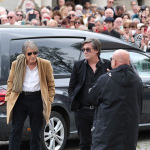 Jacques Dutronc et son fils Thomas Dutronc aux obsèques de l'auteure-compositrice-interprète et actrice française Françoise Hardy au crématorium du cimetière du Père-Lachaise à Paris, France, le 20 juin 2024. © Jacovides-Moreau/Bestimage