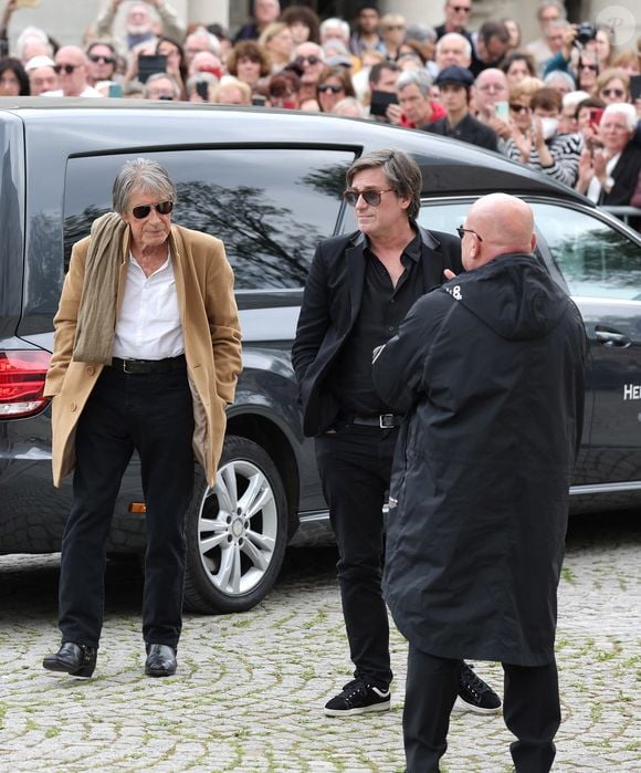 Jacques Dutronc et son fils Thomas Dutronc aux obsèques de l'auteure-compositrice-interprète et actrice française Françoise Hardy au crématorium du cimetière du Père-Lachaise à Paris, France, le 20 juin 2024. © Jacovides-Moreau/Bestimage