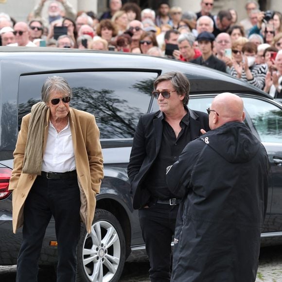 Jacques Dutronc et son fils Thomas Dutronc aux obsèques de l'auteure-compositrice-interprète et actrice française Françoise Hardy au crématorium du cimetière du Père-Lachaise à Paris, France, le 20 juin 2024. © Jacovides-Moreau/Bestimage