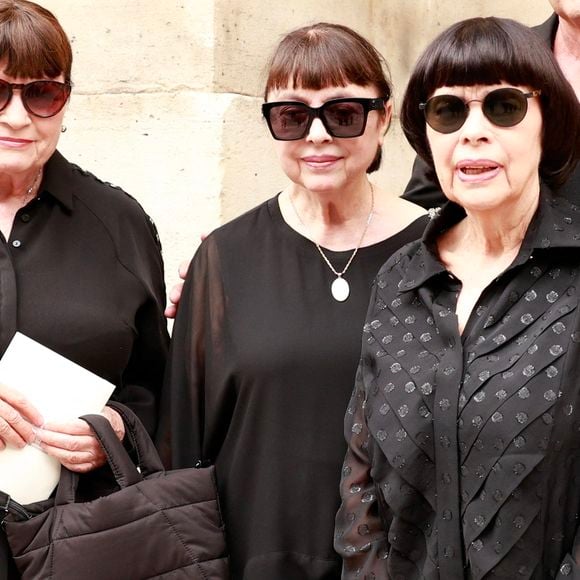 Exclusif - Mireille Mathieu avec ses deux soeurs Christiane et Monique Mathieu lors de la cérémonie religieuse pour Olivier Echaudemaison en l'église Saint-Roch à Paris, France, le 7 septembre 2026. © Christophe Aubert/Bestimage