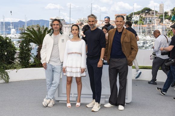 Pour rappel, la comédienne est actuellement à l'affiche du film "13 jours 13 nuits" de Martin Bourboulon dévoilé au cinéma le 27 juin.

Dimitri Rassam, Lyna Khoudri, Martin Bourboulon, Roschdy Zem - Photocall du film "13 Jours 13 Nuits" lors du 78ème Festival International du Film de Cannes le 24 mai 2025. © Jacovides-Moreau/Bestimage
