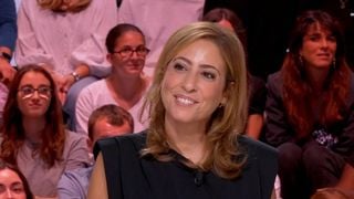 "Je ne pense pas qu'on le changera" : Léa Salamé révèle comment elle réagit aux moqueries visant son compagnon Raphaël Glucksmann