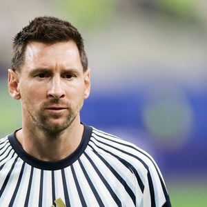 L'Argentin Lionel Messi observe la scène avant le match de football de la phase de poules de la Coupe du monde masculine de la FIFA 2026 opposant l'Argentine à l'Autriche au Dallas Stadium, à Arlington, le 22 juin 2026. Photo : PsnewZ/Bestimage
