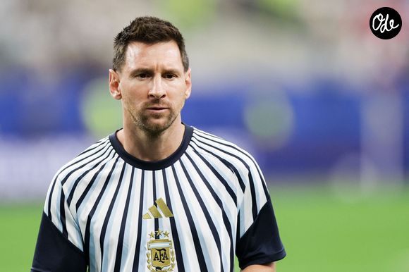 L'Argentin Lionel Messi observe la scène avant le match de football de la phase de poules de la Coupe du monde masculine de la FIFA 2026 opposant l'Argentine à l'Autriche au Dallas Stadium, à Arlington, le 22 juin 2026. Photo : PsnewZ/Bestimage