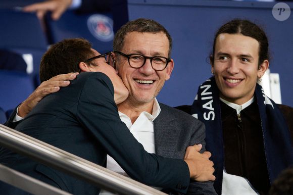 Dany Boon et ses fils Mehdi et Eytan - People dans les tribunes du match de Ligue des champions entre le PSG et le Borussia Dortmund (2-0) au Parc des Princes à Paris le 19 septembre 2023. © Cyril Moreau/Bestimage