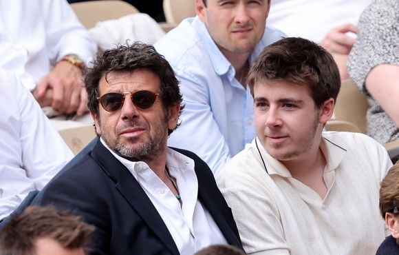 Patrick Bruel et son fils Oscar dans les tribunes lors des Internationaux de France de Tennis de Roland Garros 2025. Paris, le 1er Juin 2025. © Dominique Jacovides/Bestimage