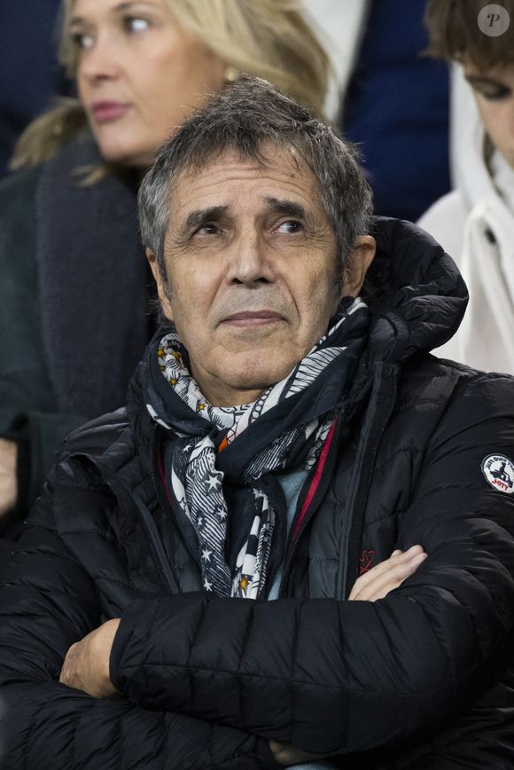 Julien Clerc - People dans les tribunes lors du match de ligue des champions entre le PSG et l'AC Milan au Parc des Princes à Paris le 25 octobre 2023. © Cyril Moreau/Bestimage