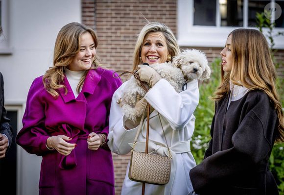 La reine Maxima, la princesse Alexia, la princesse Ariane des Pays-Bas et le chien Mambo lors de la séance photo d'automne de la famille royale néerlandaise au Béguinage d'Amsterdam, Pays-Bas, le 29 novembre 2024. © Dana Press/Bestimage