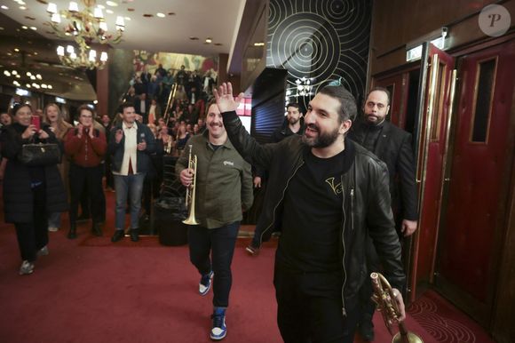 Exclusif - Ibrahim Maalouf joue dans la rue devant le Grand Rex à Paris après son concert le 17 avril 2024.

© Jack Tribeca / Christophe Clovis / Bestimage