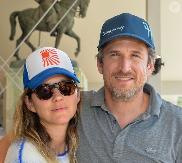 Exclusif - Marion Cotillard et son compagnon Guillaume Canet dans la tente VIP lors du Longines Paris Eiffel Jumping au Champ de Mars à Paris, le samedi 6 juillet 2019. © Veeren Ramsamy/Bestimage