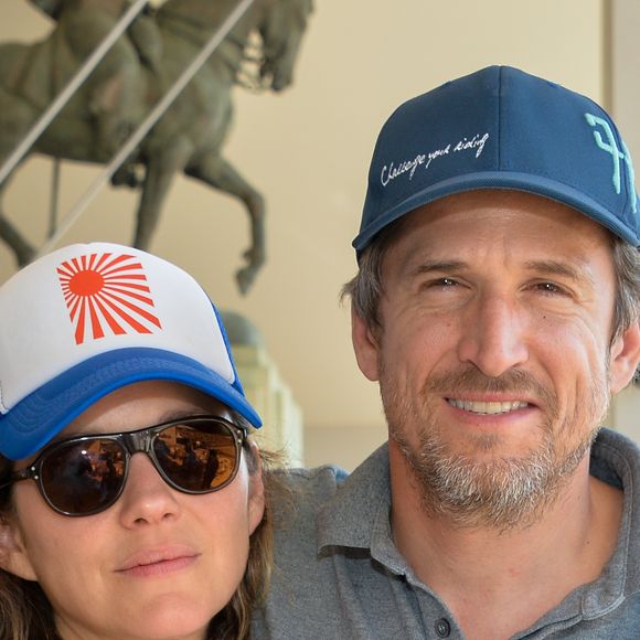 Exclusif - Marion Cotillard et son compagnon Guillaume Canet dans la tente VIP lors du Longines Paris Eiffel Jumping au Champ de Mars à Paris, le samedi 6 juillet 2019. © Veeren Ramsamy/Bestimage