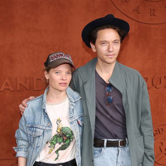 Mélanie Thierry et Raphaël - au village (Jour 5) lors des Internationaux de France de Tennis de Roland Garros 2022. Paris, le 26 mai 2022. 
© Bertrand Rindoff Petroff / Bestimage