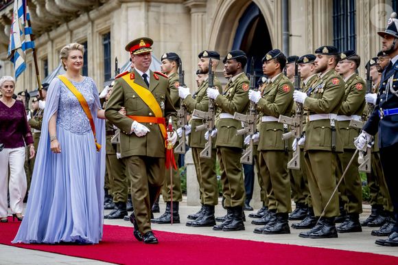 Cette cérémonie était très attendue. 

Le Grand-Duc Guillaume (Prince Guillaume, héritier du trône du Luxembourg), Stéphanie de Luxembourg (Comtesse Stéphanie de Lannoy, héritière du trône du Luxembourg) : Arrivée à la Chambre des Députés pour la cérémonie de prestation de serment du Grand-Duc Guillaume, dans le cadre des célébrations de la succession au trône du Luxembourg. Première journée à Luxembourg, le 3 octobre 2025. Photo : Dana Press / Bestimage