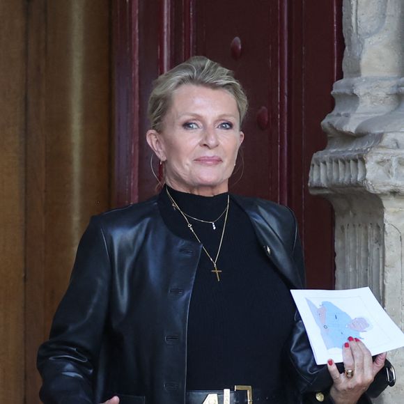 Sophie Davant - Sorties des obsèques de Philippe Labro en l'église de Saint-Germain-des-Prés à Paris le 13 juin 2025. © Dominique Jacovides - Christophe Clovis / Bestimage