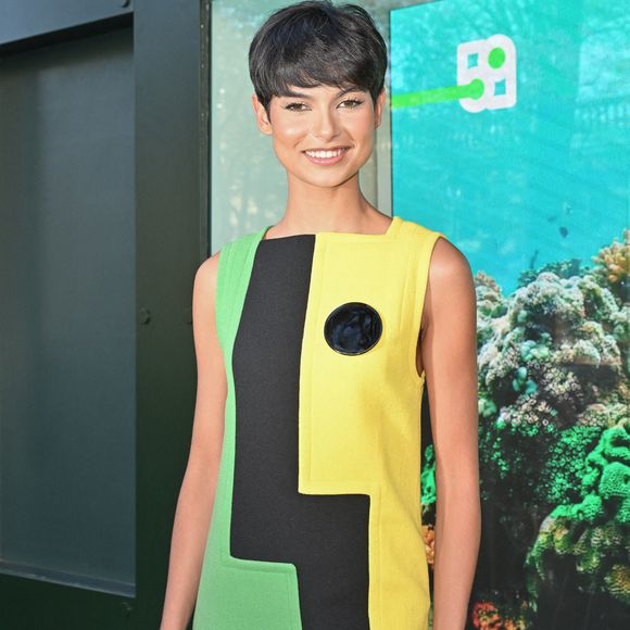 Une avance précieuse dans une compétition qui réunit des candidates venues des quatre coins du monde.

Eve Gilles assiste au défilé Pierre Cardin lors de la Fashion Week de Paris, à Paris, en France, le 7 octobre 2025. Photo : Julien Reynaud/APS-Medias/ABACAPRESS.COM