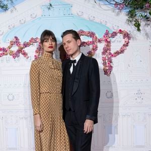 Clara Luciani et son compagnon Alex Kapranos - Photocall du 40ème Gala de Charité AROP (Association pour le Rayonnement de l'Opéra de Paris) à l'Opera Garnier à Paris le 27 février 2020. © Pierre Perusseau/Bestimage