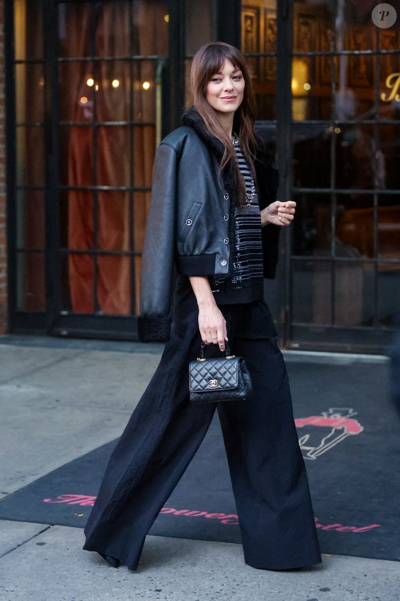 09/09/2025 Marion Cotillard est photographiée à New York. L'actrice française portait une veste noire, un chemisier à paillettes, un pantalon noir et des talons assortis.