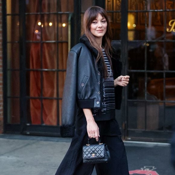 09/09/2025 Marion Cotillard est photographiée à New York. L'actrice française portait une veste noire, un chemisier à paillettes, un pantalon noir et des talons assortis.