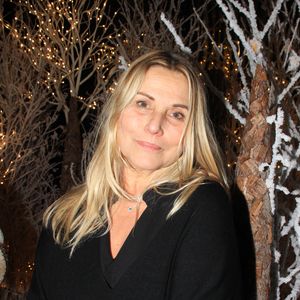 Sophie Favier a marqué la télévision des années quatre-vingt-dix grâce à sa participation à des émissions cultes.

Sophie Favier lors du lancement de la nouvelle bouteille de vodka réalisée par le peintre Robert Combas à L'hôtel Marignan Paris.

© Philippe Baldini / Bestimage