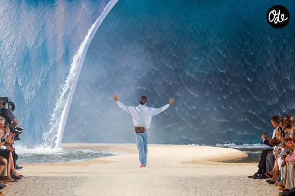 Le groupe rappelle tout d'abord que "cette vague était évidemment alimentée en circuit fermé, donc elle fonctionnait comme une fontaine."

Le créateur de mode Pharrell Williams - Défilé de mode Louis Vuitton Prêt à Porter Collection Homme Printemps/Été 2027 lors de la Fashion Week de Paris, à la Cité Internationale Universitaire de Paris, France, le 23 juin 2026. © Bestimage