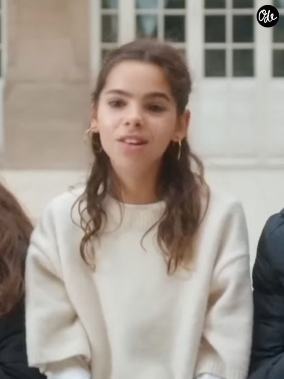 Lila Debbouze (en blanc), la fille de Mélissa Theuriau et Jamel Debbouze, fait une première apparition remarquée à la télévision dans le documentaire Le Temps des femmes, diffusé sur France 2 et produit par sa mère. © Capture TV France 2 via Bestimage