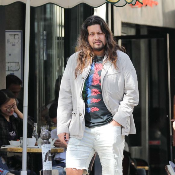 Il a évoqué sa relation avec ses trois frères et soeurs héritiers de son père.

Lulu (Lucien) Gainsbourg à la sortie d'un restaurant avec des amis à Paris le 23 avril 2018