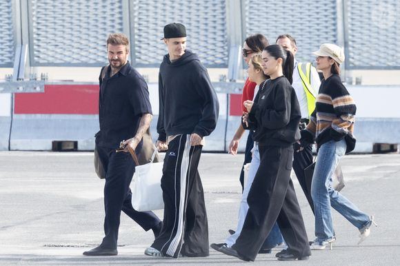 Sa famille est toujours dans la tourmente depuis des semaines,

Exclusif - La famille Beckham (David Beckham, sa femme Victoria, Cruz Beckham, sa compagne Jackie Apostel, Roméo Beckham, sa compagne Kim Turnbull et Harper Seven) repart après avoir fêté les 50 ans de David Beckham (2 mai 1975) à Paris, à l'aéroport de Paris-Le Bourget, France, le 3 mai 2025. © Bestimage