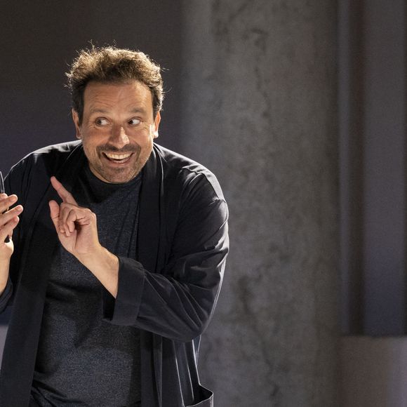 puis par un extrait de "Brice de Nice" où il se présente comme "Igor d'Hossegor" avec la voix de Dark Vador.

Bruno Salomone - Personnalités au spectacle "Au scalpel" lors du Festival de Ramatuelle. Le 4 août 2023
Cyril Bruneau / Festival de Ramatuelle / Bestimage