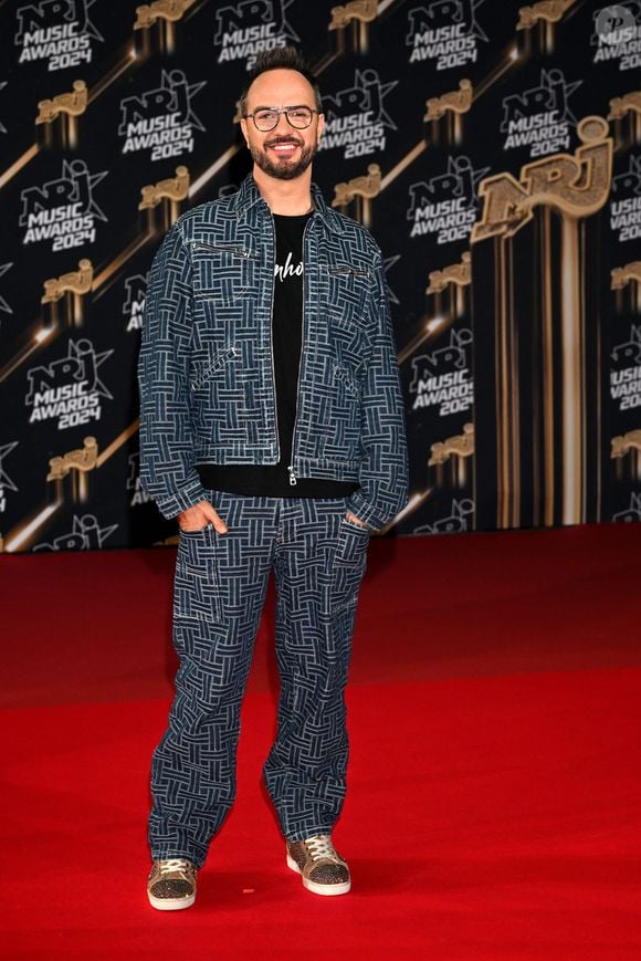 L’humoriste, habituellement discret sur sa vie de famille, a publié un cliché touchant de ses jumeaux, de dos, au bord de l'eau et face à un joli coucher de soleil.

Jarry au photocall de la 26ème édition des NRJ Music Awards à Cannes, le 1er novembre 2024. © Bebert-Guignebourg/Bestimage