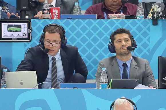 Les commentateurs Bixente Lizarazu et Grégoire Margotton lors de la 8ème de finale du match de coupe du monde opposant l'Angleterre à la Colombie au stade Spartak à Moscow, Russie, le 3 juillet 2018. L'Angleterre a gagné le match 4-3 aux tirs au but après un match nul 1-1. © Cyril Moreau/Bestimage