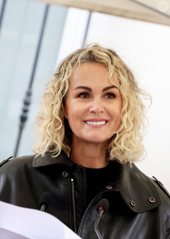 Laeticia Hallyday lors de l'inauguration d'une plaque commémorative en hommage à Johnny Hallyday devant l'immeuble où le chanteur français a grandi dans le 9ème arrondissement de Paris, France, le 22 décembre 2023 © Dominique Jacovides/Bestimage