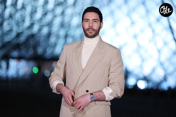 Tahar Rahim lors de la séance photo d'arrivée au "Grand Dîner du Louvre", au musée du Louvre, dans le cadre de la Fashion Week de Paris, le 3 mars 2026 à Paris, en France. 

Photo de Jérôme Dominé/ABACAPRESS.COM