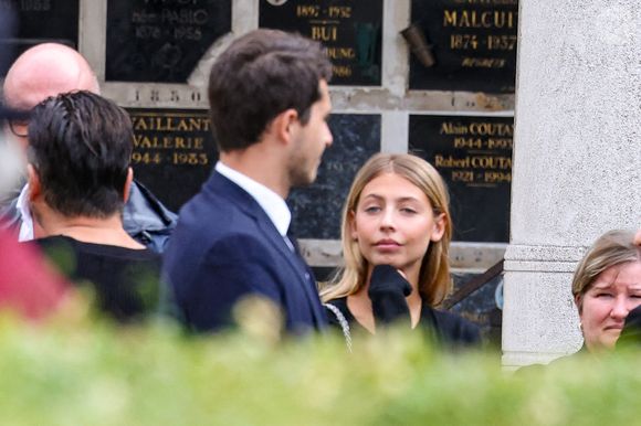Un soutien inestimable pour Stella, en pleine guerre d'héritage avec son demi-frère Paul 

Giacomo Belmondo et Stella Belmondo - Sorties des obsèques d’Alain Belmondo au crématorium du Père-Lachaise à Paris, France, le 4 septembre 2025. © Dominique Jacovides/Bestimage