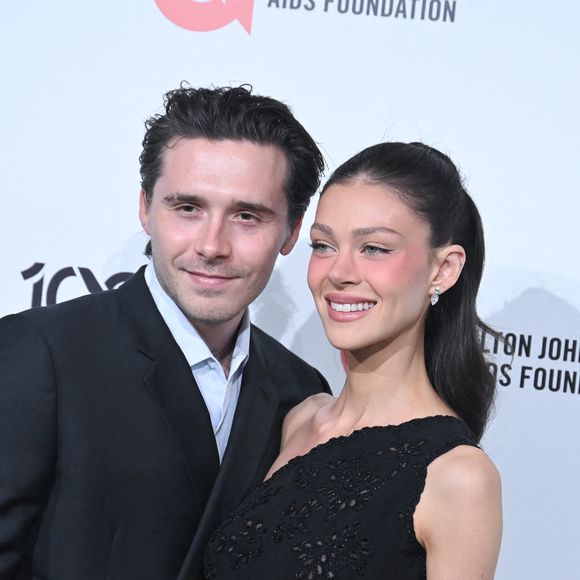 Pour faire la promotion de ses petites bouteilles de Sweet Jalapeño et de Hot Habanero, Brooklyn Beckham compte sur son épouse, l'actrice Nicola Peltz. Elle est en effet sa première ambassadrice !

WEST HOLLYWOOD, CALIFORNIE - 15 MARS : Brooklyn Beckham, Nicola Peltz Beckham à la 34ème soirée de visionnage des Oscars de la Fondation Elton John AIDS le 15 mars 2026 à West Hollywood, Californie. Crédit : Michael Mattes / AdMedia. (Crédit photo : © Michael Mattes/AdMedia via ZUMA Press / Bestimage Wire / Bestimage)