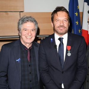 Comme l'avait annoncé Samuel Le Bihan

Exclusif -Lionnel Astier et Samuel Le Bihan - Ce mardi 2 avril 2024, lors de la journée mondiale de sensibilisation à l’autisme, le comédien Samuel Le Bihan (co-fondateur d’Autisme Info Service, père d’une fille autiste) et Florent Chapel (co-fondateur d'Autisme Info Service) ont reçu les insignes de Chevalier de la légion d'honneur en récompense de leur engagement au ministère des Solidarités et de la Santé à Paris.
© Guirec Coadic / Bestimage