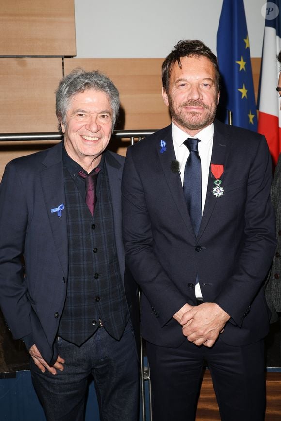 Comme l'avait annoncé Samuel Le Bihan

Exclusif -Lionnel Astier et Samuel Le Bihan - Ce mardi 2 avril 2024, lors de la journée mondiale de sensibilisation à l’autisme, le comédien Samuel Le Bihan (co-fondateur d’Autisme Info Service, père d’une fille autiste) et Florent Chapel (co-fondateur d'Autisme Info Service) ont reçu les insignes de Chevalier de la légion d'honneur en récompense de leur engagement au ministère des Solidarités et de la Santé à Paris.
© Guirec Coadic / Bestimage