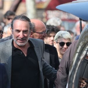 James Huth, réalisateur du film "Brice de Nice", Jean Dujardin - Sorties des obsèques de Bruno Salomone en l'église Sainte-Anne de Polangis de Joinville-le-Pont (Val-de-Marne) le 23 mars 2026. © Cyril Moreau - Dominique Jacovides / Bestimage