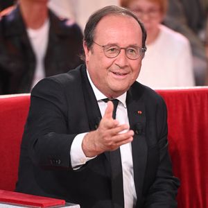 L'ancien président de la République François Hollande est également de la partie.

Exclusif - Le président François Hollande - Enregistrement de l'émission "Vivement dimanche" aux studios Rive Gauche, présentée par M.Drucker et diffusée le 5 octobre 2025 sur France 3.
Guillaume Gaffiot/Bestimage