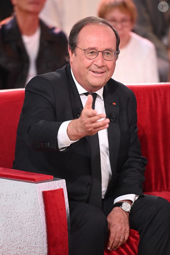 L'ancien président de la République François Hollande est également de la partie.

Exclusif - Le président François Hollande - Enregistrement de l'émission "Vivement dimanche" aux studios Rive Gauche, présentée par M.Drucker et diffusée le 5 octobre 2025 sur France 3.
Guillaume Gaffiot/Bestimage
